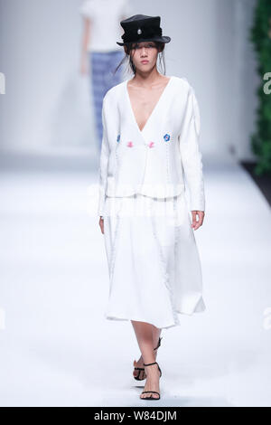 Un modello consente di visualizzare una nuova creazione alla sfilata di moda di MoodBox + Bizoux Bizoux durante la Shanghai Fashion Week Primavera/Estate 2017 a Shanghai, Cina Foto Stock