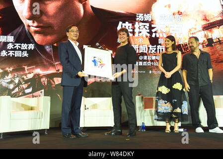 (Dalla seconda a sinistra a destra) attore americano Tom Cruise, attrice canadese Cobie Smulders e regista americano Edward Zwick partecipare ad una conferenza stampa a Foto Stock