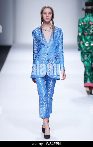 Un modello consente di visualizzare una nuova creazione alla sfilata di moda di MoodBox + Bizoux Bizoux durante la Shanghai Fashion Week Primavera/Estate 2017 a Shanghai, Cina Foto Stock