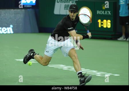 Andy Murray di Gran Bretagna restituisce un colpo di Steve Johnson degli Stati Uniti nel loro Uomini Singoli Secondo turno corrispondere durante il 2016 Shanghai R Foto Stock