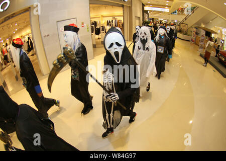 Gli animatori vestito in ghost o costumi zombie parade presso un centro commerciale per festeggiare Halloween nella città di Yantai, est della Cina di provincia di Shandong, 30 O Foto Stock