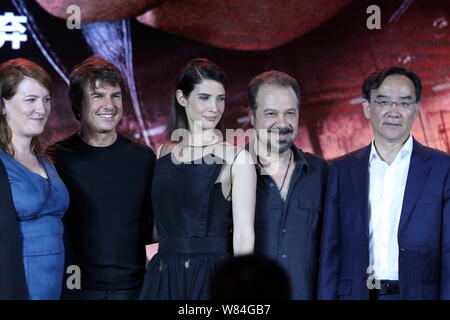 (Dalla seconda a sinistra a destra) attore americano Tom Cruise, attrice canadese Cobie Smulders e regista americano Edward Zwick partecipare ad una conferenza stampa a Foto Stock