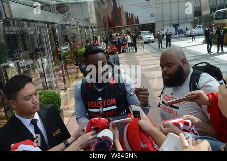 American basketball star James Harden degli Houston Rockets, centro, segni per i fan in Cina a Shanghai, 9 ottobre 2016. Foto Stock