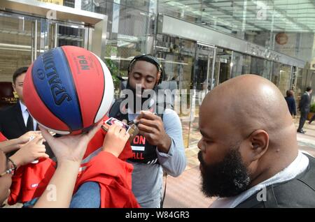 American basketball star James Harden degli Houston Rockets, sinistra, segni per i fan in Cina a Shanghai, 9 ottobre 2016. Foto Stock