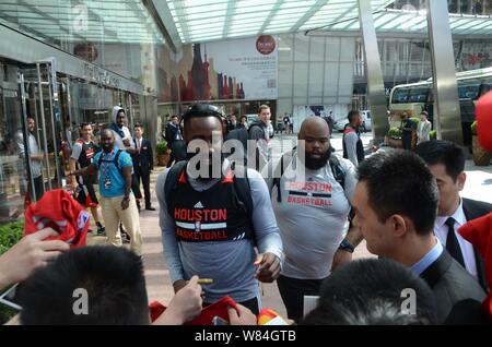 American basketball star James Harden degli Houston Rockets, sinistra, segni per i fan in Cina a Shanghai, 9 ottobre 2016. Foto Stock