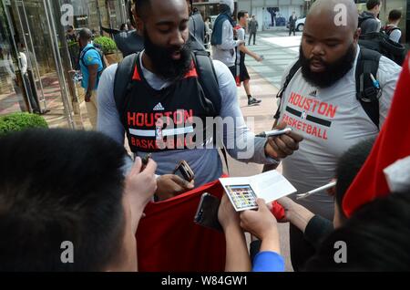 American basketball star James Harden degli Houston Rockets, sinistra, segni per i fan in Cina a Shanghai, 9 ottobre 2016. Foto Stock