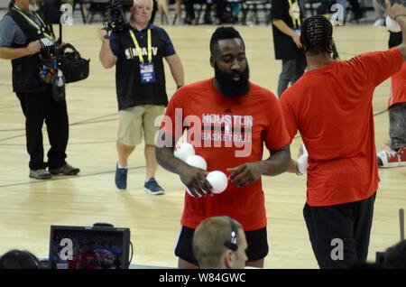 American basketball star James Harden degli Houston Rockets prende parte a una sessione di formazione per la partita di Shanghai del 2016 NBA Cina giochi in Shangh Foto Stock