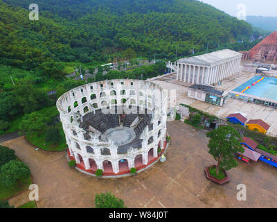 Vista aerea di una replica del Colosseo o il Colosseo, noto anche come l'Anfiteatro Flavio, in corrispondenza di un punto panoramico nella città di Ningbo, est della Cina di Zhejiang Foto Stock