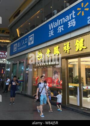 --FILE--pedoni camminare davanti a un supermercato della Walmart a Yichang city, centrale cinese della provincia di Hubei, 22 agosto 2016. Wal-Mart Stores Inc. ha inc Foto Stock