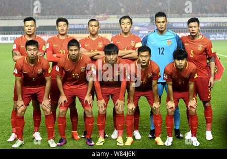 I giocatori della formazione di partenza della Cina rappresentano per le foto prima del loro gruppo un match contro la Siria durante il 2018 FIFA World Cup Russia qualificatore asiatica Foto Stock