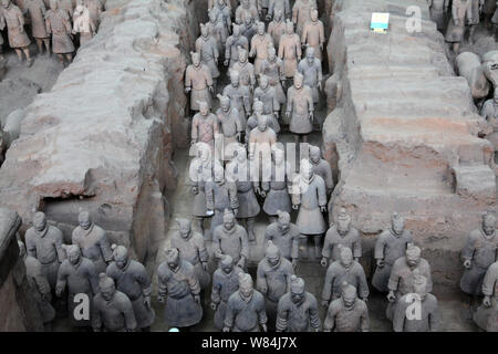 --FILE--guerrieri di terracotta sono in mostra nella fossa 1 all'imperatore Qinshihuang mausoleo del Museo sul sito nel quartiere Lintong, Xi'an City, Northwest mento Foto Stock