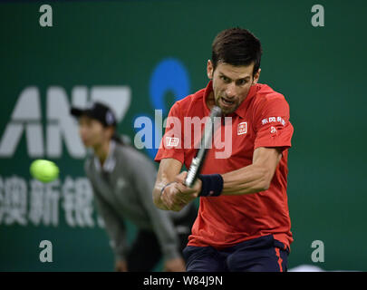 Novak Djokovic di Serbia colpisce un colpo di ritorno contro Roberto Bautista Agut della Spagna nel loro uomini singoli semifinale partita durante il 2016 Shanghai Rol Foto Stock