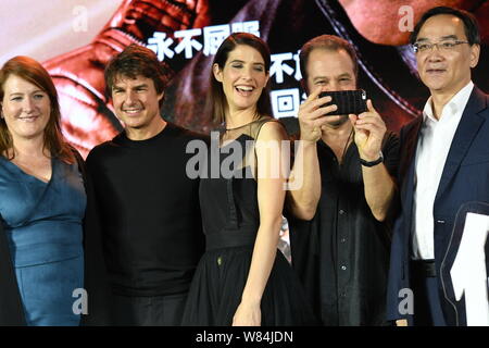 (Dalla seconda a sinistra a destra) attore americano Tom Cruise, attrice canadese Cobie Smulders e regista americano Edward Zwick partecipare ad una conferenza stampa a Foto Stock