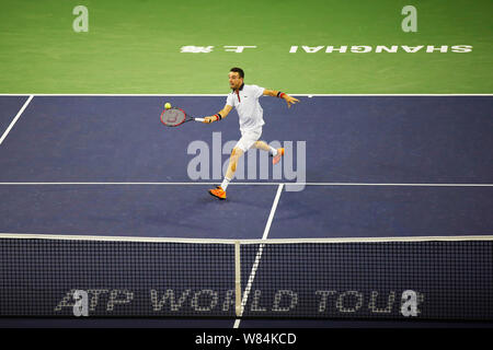 Roberto Bautista Agut di Spagna colpisce un colpo di ritorno contro Andy Murray della Gran Bretagna nel loro uomini singoli match finale durante il 2016 Shanghai Rol Foto Stock