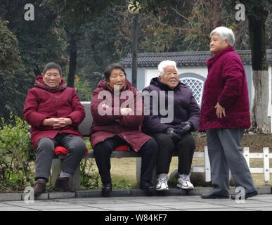 --FILE--anziani le donne cinesi della chat in un parco a Yichang city, centrale cinese della provincia di Hubei, 24 dicembre 2015. La Cina vuole aumentare la media Foto Stock