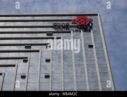 --FILE--una vista di un edificio di diramazione di China Unicom in Yichang city, centrale cinese della provincia di Hubei, 1 ottobre 2016. China Unicom (Hong Kong) Ltd.'s Foto Stock
