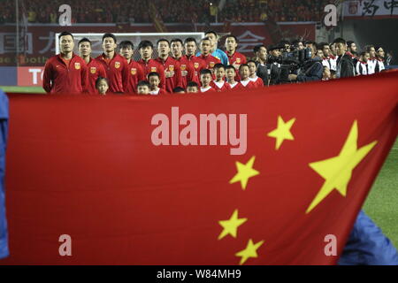 I giocatori della formazione di partenza della Cina pone prima del loro gruppo un match contro la Siria durante il 2018 FIFA World Cup Russia qualificatori asiatici in Xi'an Foto Stock