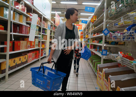 --FILE--i clienti cinesi sono gli acquisti in un supermercato della Walmart in città Huaibei, est cinese della provincia di Anhui, 30 aprile 2016. Wal-Mart Stores Inc. Foto Stock