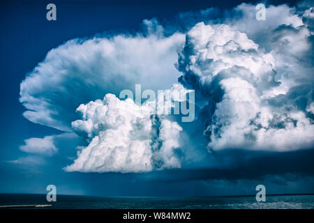 Enormi nuvole temporalesche sulla costa del Mar Nero , Romania Foto Stock