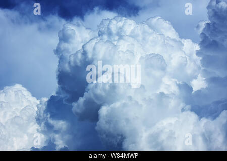 Enormi nuvole temporalesche sulla costa del Mar Nero , Romania Foto Stock
