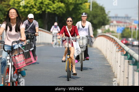 --FILE -- Il popolo cinese ride ciclisti su strada in Cina a Shanghai, 24 settembre 2016. Non è stato così tanto tempo fa che i fiumi della bicicletta pendolari condotto Foto Stock