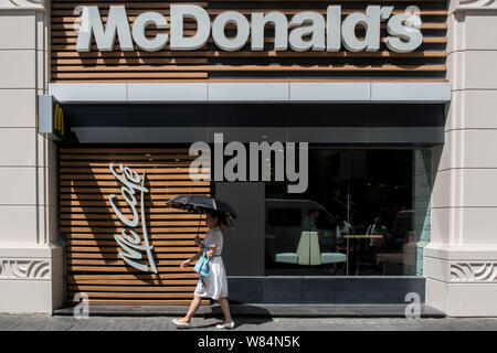 --FILE--A passeggiate a piedi passato a un fast food ristorante di McDonald's e McCafe in Cina a Shanghai, 15 agosto 2016. McDonald's Corp. Chief Executive Foto Stock