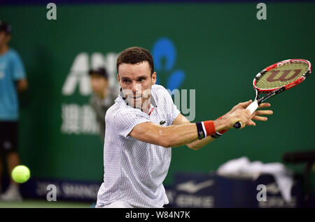 Roberto Bautista Agut di Spagna colpisce un colpo di ritorno contro Novak Djokovic di Serbia nella loro uomini singoli semifinale partita durante il 2016 Shanghai Rol Foto Stock