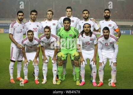 I giocatori della formazione iniziale della Siria rappresentano per le foto prima del loro gruppo un match contro la Cina durante il 2018 FIFA World Cup Russia qualificatore asiatica Foto Stock