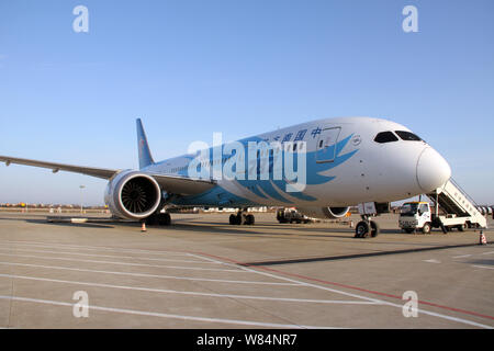 --FILE--un Boeing 787 Dreamliner jet del passeggero di China Southern Airlines è parcheggiato a Wuhan Tianhe International Airport nella città di Wuhan, centrale Ch Foto Stock