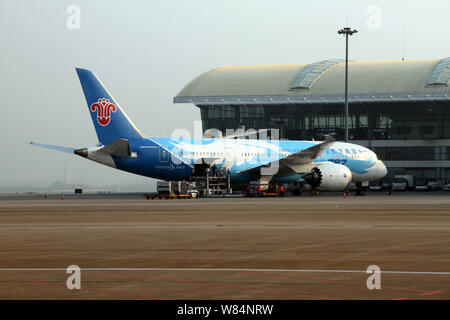 --FILE--un Boeing 787 Dreamliner jet del passeggero di China Southern Airlines è parcheggiato a Wuhan Tianhe International Airport nella città di Wuhan, centrale Ch Foto Stock