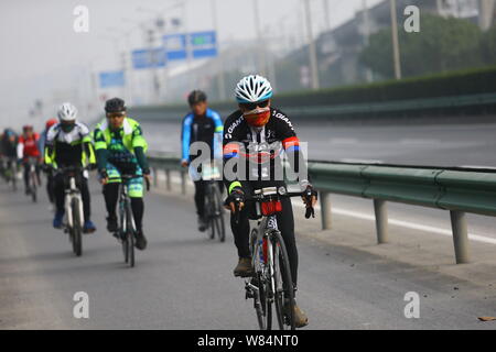 --FILE -- Il popolo cinese ride ciclisti su strada in Cina a Shanghai, 15 novembre 2015. Non è stato così tanto tempo fa che i fiumi della bicicletta pendolari condotto Foto Stock