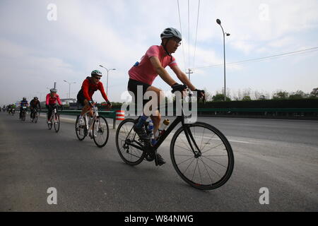 --FILE -- Il popolo cinese ride ciclisti su strada in Cina a Shanghai, 15 novembre 2015. Non è stato così tanto tempo fa che i fiumi della bicicletta pendolari condotto Foto Stock