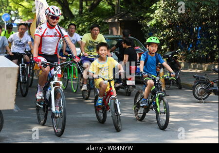 --FILE -- Il popolo cinese ride ciclisti su strada in Cina a Shanghai, 24 settembre 2016. Non è stato così tanto tempo fa che i fiumi della bicicletta pendolari condotto Foto Stock