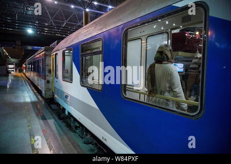 Tehran, Iran. Il 7 agosto, 2019. Dopo quattro anni di sospensione, l'Iran ha rilanciato il Tehran-Ankara treno per la Turchia. Trasportare 200 passeggeri, cinque auto-treno partì di Teheran mercoledì notte per la 60 ore di viaggio. Il treno avrà una sosta in Iran nord-occidentale della città di Tabriz prima di attraversare la frontiera, con i passeggeri che prendono traghetti sul lago di Van, prima di continuare ad Ankara. Credito: Rouzbeh Fouladi/ZUMA filo/Alamy Live News Foto Stock