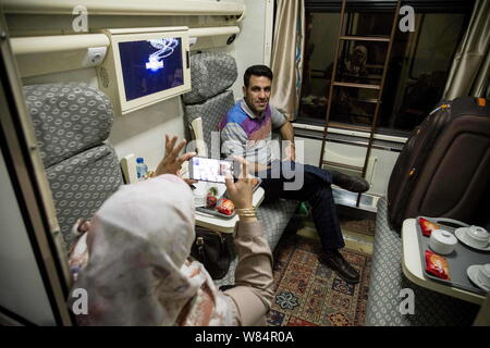 Tehran, Iran. Il 7 agosto, 2019. Dopo quattro anni di sospensione, l'Iran ha rilanciato il Tehran-Ankara treno per la Turchia. Trasportare 200 passeggeri, cinque auto-treno partì di Teheran mercoledì notte per la 60 ore di viaggio. Il treno avrà una sosta in Iran nord-occidentale della città di Tabriz prima di attraversare la frontiera, con i passeggeri che prendono traghetti sul lago di Van, prima di continuare ad Ankara. Credito: Rouzbeh Fouladi/ZUMA filo/Alamy Live News Foto Stock