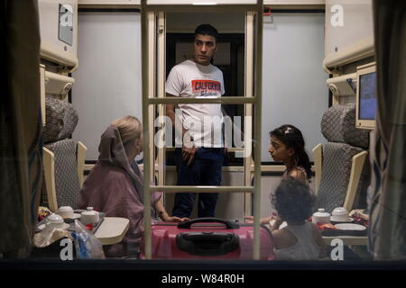 Tehran, Iran. Il 7 agosto, 2019. Dopo quattro anni di sospensione, l'Iran ha rilanciato il Tehran-Ankara treno per la Turchia. Trasportare 200 passeggeri, cinque auto-treno partì di Teheran mercoledì notte per la 60 ore di viaggio. Il treno avrà una sosta in Iran nord-occidentale della città di Tabriz prima di attraversare la frontiera, con i passeggeri che prendono traghetti sul lago di Van, prima di continuare ad Ankara. Credito: Rouzbeh Fouladi/ZUMA filo/Alamy Live News Foto Stock