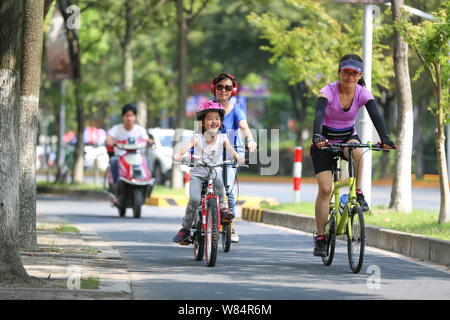 --FILE -- Il popolo cinese ride ciclisti su strada in Cina a Shanghai, 24 settembre 2016. Non è stato così tanto tempo fa che i fiumi della bicicletta pendolari condotto Foto Stock