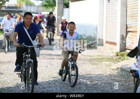 --FILE -- Il popolo cinese ride ciclisti su strada in Cina a Shanghai, 24 settembre 2016. Non è stato così tanto tempo fa che i fiumi della bicicletta pendolari condotto Foto Stock