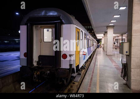 Tehran, Iran. Il 7 agosto, 2019. Dopo quattro anni di sospensione, l'Iran ha rilanciato il Tehran-Ankara treno per la Turchia. Trasportare 200 passeggeri, cinque auto-treno partì di Teheran mercoledì notte per la 60 ore di viaggio. Il treno avrà una sosta in Iran nord-occidentale della città di Tabriz prima di attraversare la frontiera, con i passeggeri che prendono traghetti sul lago di Van, prima di continuare ad Ankara. Credito: Rouzbeh Fouladi/ZUMA filo/Alamy Live News Foto Stock