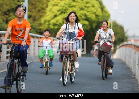 --FILE -- Il popolo cinese ride ciclisti su strada in Cina a Shanghai, 24 settembre 2016. Non è stato così tanto tempo fa che i fiumi della bicicletta pendolari condotto Foto Stock