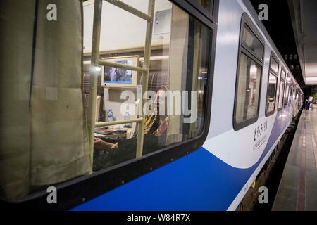 Tehran, Iran. Il 7 agosto, 2019. Dopo quattro anni di sospensione, l'Iran ha rilanciato il Tehran-Ankara treno per la Turchia. Trasportare 200 passeggeri, cinque auto-treno partì di Teheran mercoledì notte per la 60 ore di viaggio. Il treno avrà una sosta in Iran nord-occidentale della città di Tabriz prima di attraversare la frontiera, con i passeggeri che prendono traghetti sul lago di Van, prima di continuare ad Ankara. Credito: Rouzbeh Fouladi/ZUMA filo/Alamy Live News Foto Stock