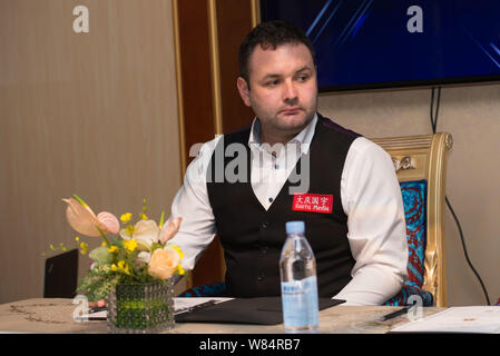 Scottish snooker player Stephen Maguire partecipa a un evento per un club biliardo a Pechino in Cina, 20 ottobre 2016. Foto Stock