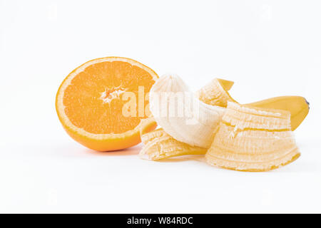 Arancio dolce e banana dessert - mature e arancio dolce - sbucciata banana - Isolato su uno sfondo bianco Foto Stock
