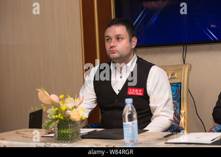 Scottish snooker player Stephen Maguire partecipa a un evento per un club biliardo a Pechino in Cina, 20 ottobre 2016. Foto Stock