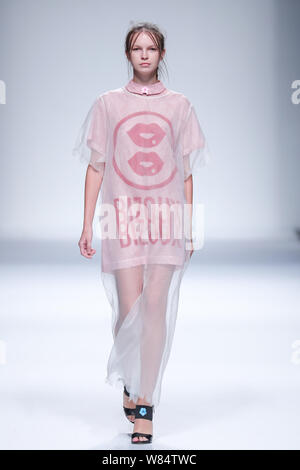 Un modello consente di visualizzare una nuova creazione alla sfilata di moda di MoodBox + Bizoux Bizoux durante la Shanghai Fashion Week Primavera/Estate 2017 a Shanghai, Cina Foto Stock