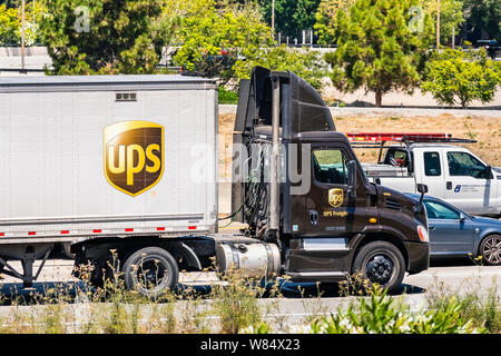 Agosto 6, 2019 Santa Clara / CA / STATI UNITI D'AMERICA - UPS (United Parcel Service) guida in autostrada a sud di San Francisco Bay Area Foto Stock