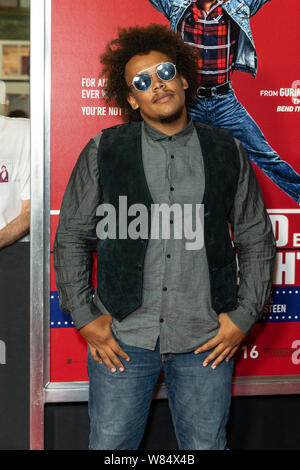 Asbury Park, NJ - Agosto 7, 2019: Jake Clemons assiste premiere di "accecato dalla luce' al Paramount Theatre Foto Stock