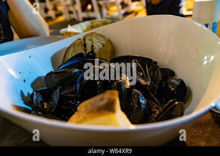 Far saltare le cozze sul tavolo del ristorante Foto Stock