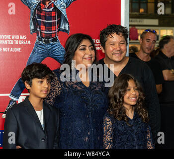 Asbury Park, NJ - Agosto 7, 2019: Ronak Berges, Gurinder Chadha, Paul Mayeda Berges, Kumiko Berges frequentare premiere di "accecato dalla luce' al Paramount Theatre Foto Stock