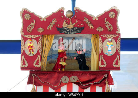 Punch e Judy mostrano a Bognor Regis lungomare, West Sussex, Regno Unito. Foto Stock